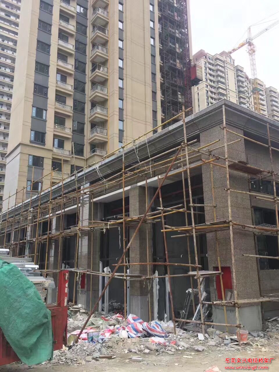 陽江恒大名都鍍鋅橋架進(jìn)場(chǎng)