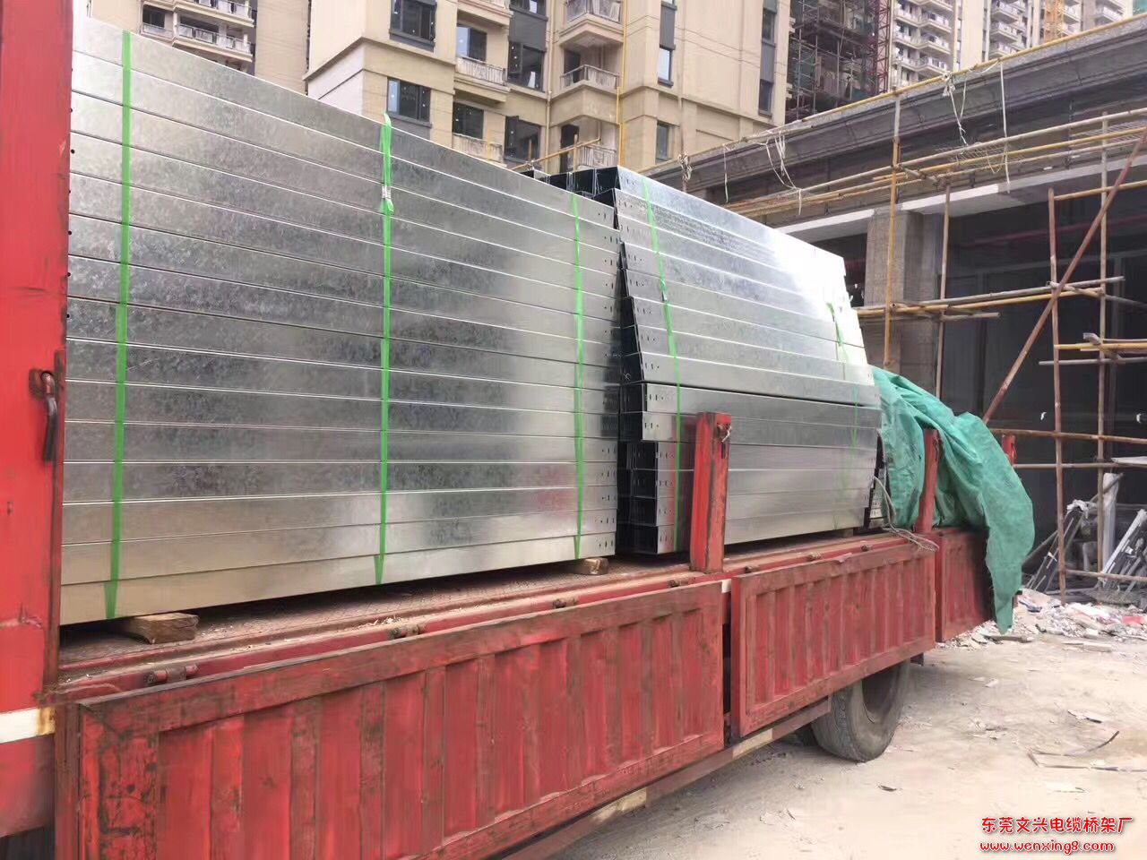 陽江恒大名都鍍鋅橋架進(jìn)場(chǎng)