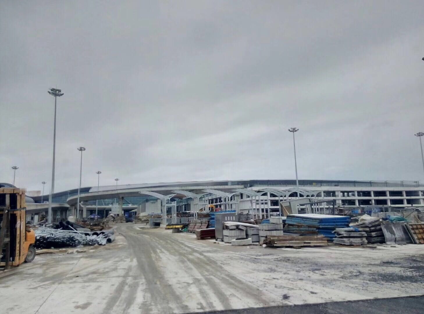 廣州白云機(jī)場三期改造航站樓電纜橋架進(jìn)場(圖5) 廣州白云機(jī)場三期改造航站樓電纜橋架進(jìn)場