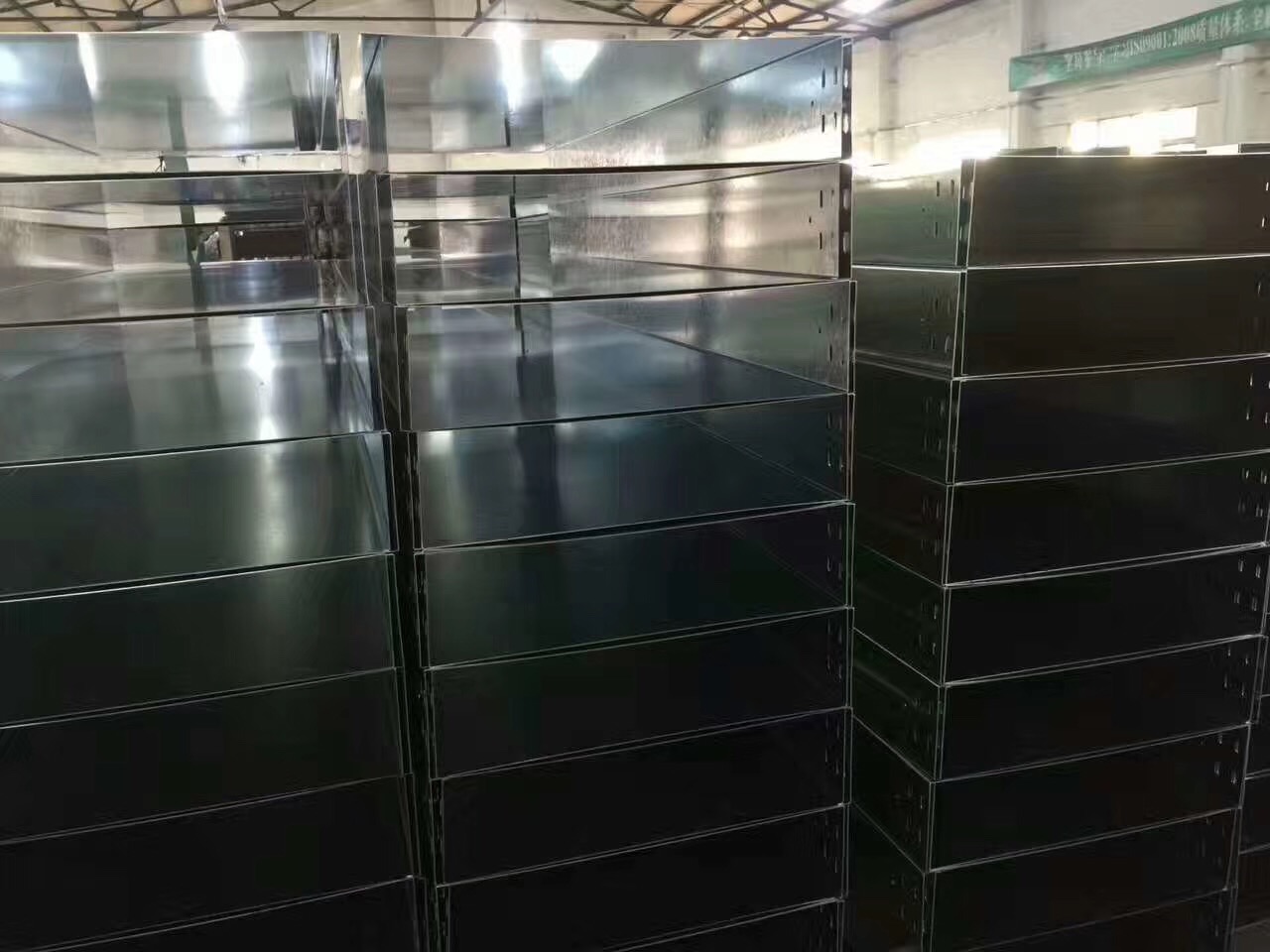 廣州白云機(jī)場三期改造航站樓電纜橋架進(jìn)場(圖7) 廣州白云機(jī)場三期改造電纜橋架備貨區(qū)