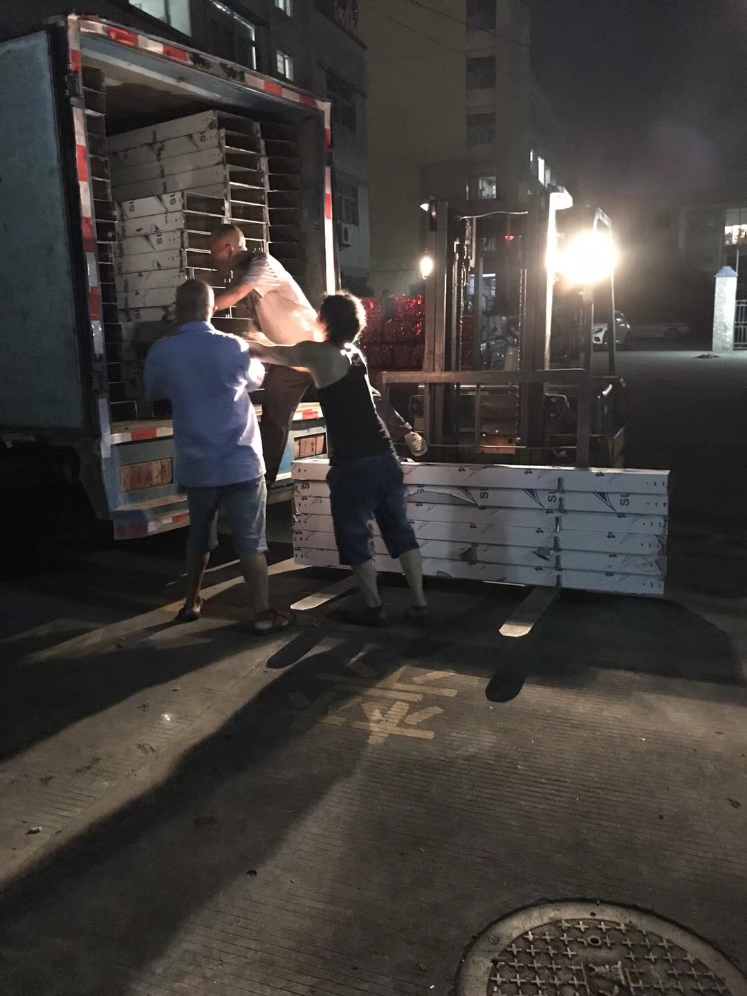 佛山海天醬油廠電纜橋架進場(圖2) 佛山海天醬油廠橋架備貨過程