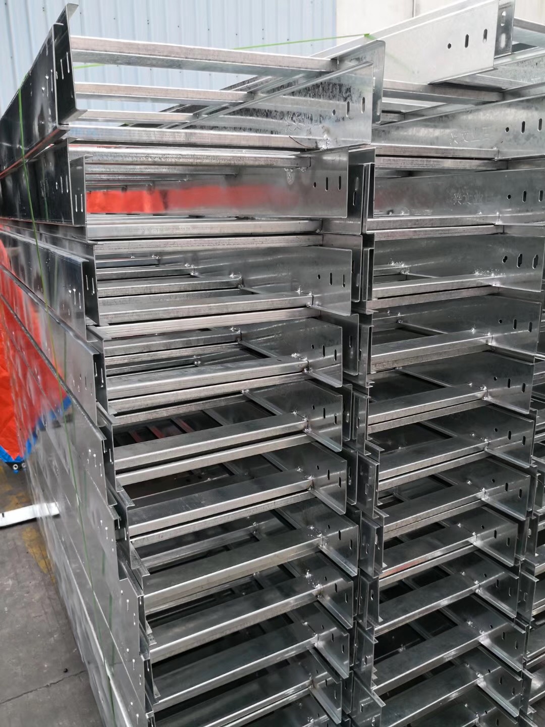 廣州富士康新塘工廠電纜橋架進場(圖5) 廣東電纜橋架